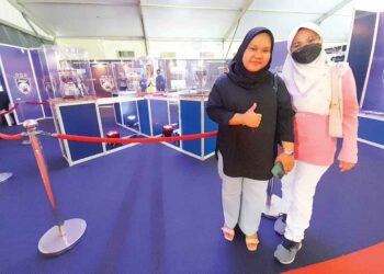 IQAAHH Zaidi (kiri) bersama saudaranya merakam kenangan bersama koleksi piala JDT yang dipamerkan pada MJF 2023 di Puteri Harbour, Iskandar Puteri.