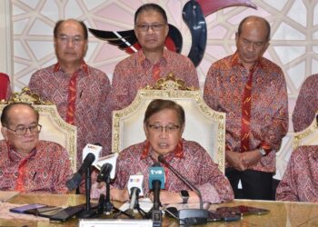 ABANG Johari (duduk tengah) bercakap dalam sidang akhbar selepas mempengerusi Mesyuarat Tertinggi PBB Sarawak di Ibu Pejabat PBB, Petrajaya petang tadi.