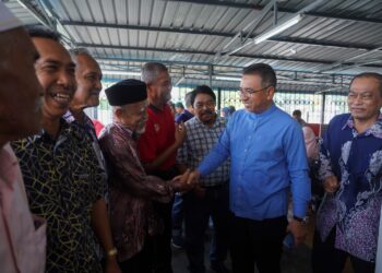 ADLY Zahari beramah mesra dengan veteran ATM pada Program Bual Bicara Pemimpin Bersama Veteran ATM di Pejabat PVATM, Muar, Johor. - UTUSAN/SHIDDIEQIIN ZON