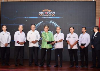 ABANG Johari dan FAHMI Fadzil menyentuh skrin tablet pintar sebagai simbolik perasmian Program Jelajah Anti-Scam Kebangsaan 2023 Peringkat Sarawak di Muzium Budaya Borneo (BCM), di sini hari ini.