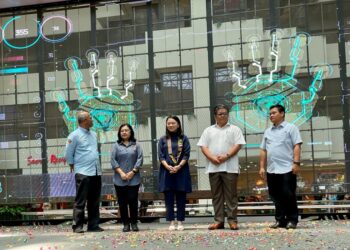 HANNAH Yeoh (tengah) dan Menteri Belia dan Sukan Sabah, Datuk Ellron Angin (dua kanan) semasa simbolik perasmian Ekspo Industri Sukan Sabah di Kota Kinabalu hari ini