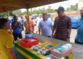 MUHAMAD AKMAL Saleh meninjau gerai peniaga sempena Sambutan Hari Ladang dan Program Pertanian Bandar Peringkat Daerah Jasin di TKPM, Selandar, Melaka. - UTUSAN/AMRAN MULUP