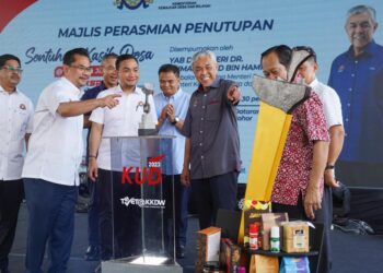 AHMAD ZAHID Hamidi menyempurnakan Majlis Perasmian Penutup Sentuhan Kasih Desa di Sungai Abong, Muar, Johor. - UTUSAN/SHIDDIEQIIN ZON