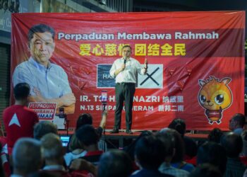 ANTHONY Loke Siew Fook berucap dalam ceramah kelompok di Wisma DAP Bakri, Muar, Johor. - UTUSAN/SHIDDIEQIIN ZON