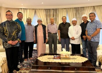 KHAIRUDDIN ABU HASSAN (kiri) bersama Tun. Dr Mahathir Mohamad  (tengah) dan Abdul HAdi Awang  bersama pemimpin Pas lain ketika mengadakan kunjungan hormat terhadap bekas Perdana Menteri di kediamannya di Seri Kembangan semalam.