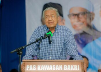 DR. MAHATHIR Mohamad berucap dalam Ceramah Mega PN di Markas Pas Bakri, Muar, Johor. - UTUSAN/ADNAN IBRAHIM