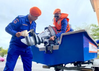 SAIFUDDIN Abdullah (kiri) bersama anggota APM memeriksa keadaan enjin bot serta peralatan menyelamat di Pejabat Pertahanan Awam Daerah Kota Setar di Alor Setar.