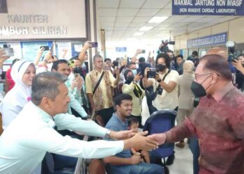 ANWAR IBRAHIM beramah mesra dengan kakitangan dan orang ramai semasa melawat HSA Johor Bahru.