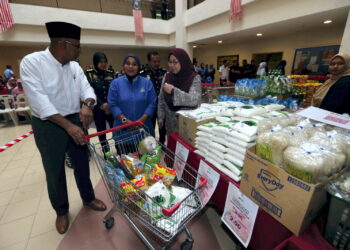 FUZIAH Salleh (kanan) bersama Pengarah KPDN Kedah, Affendi Rajini Kanth (kiri) menyantuni pembeli  Program Jualan Rahmah di Kompleks Pentadbiran Kerajaan Persekutuan Anak Bukit, Alor Setar.