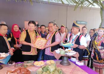 ROSLAN (dua dari kanan) menerima cenderahati daripada Adun Opar, Billy Sujang (dua dari kiri) selepas merasmikan Program Merakyatkan Seni Budaya (PMS) Festival Bung Bratak 2023 di Pusat Warisan Bung Bratak hari ini.