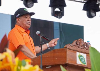 MOHAMAD Sabu berucap merasmikan Karnival Jualan Mega Agro Madani Peringkat Kebangsaan di Dataran Sejarah Ayer Keroh, Melaka.