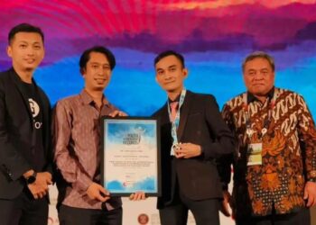 SIRHAJWAN Idek (dua kanan) menerima Anugerah Rekod Pencapaian Belia yang disampaikan oleh Adam Adli di Jakarta semalam.