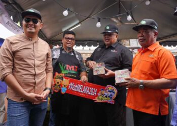MOHAMAD Sabu (kanan) hadir ke Karnival Jualan Mega Agro Madani Peringkat Kebangsaan di Dataran Sejarah Ayer Keroh, Melaka.