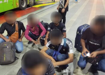 ANTARA pendatang asing tanpa izin yang ditahan Jabatan Imigresen di Terminal Bersepadu Selatan, Kuala Lumpur, semalam.