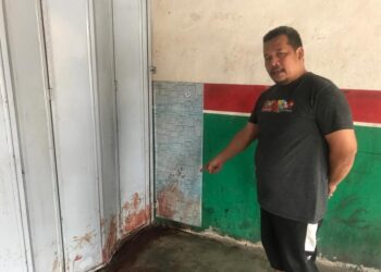 HASRAN Hassan menunjukkan kesan darah selepas dua lelaki bergaduh di depan sebuah premis di simpang empat, Kampung Sungai Hala, Machang, Kelantan hari ini-UTUSAN/ROHANA MOHD. NAWI