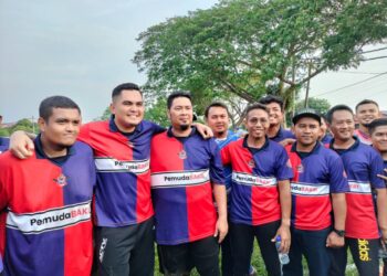 MUHAMAD AKMAL Saleh (dua dari kiri) pada Program Bersama Pergerakan Pemuda UMNO Bahagian Bakri di Kampung Kenangan, Taman Tun Dr. Ismail, Muar, Johor. - UTUSAN/ADNAN IBRAHIM