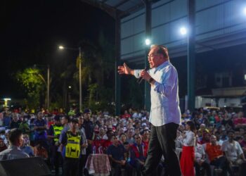 ANWAR Ibrahim berucap pada Ceramah Mega Perpaduan Madani di Dewan Terbuka Serbaguna Taman Desa, Muar, Johor. - UTUSAN/SHIDDIEQIIN ZON