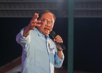 ANWAR Ibrahim berucap pada Ceramah Mega Perpaduan Madani di Dewan Terbuka Serbaguna Taman Desa, Muar, Johor. - UTUSAN/SHIDDIEQIIN ZON