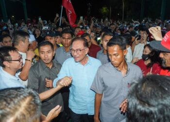 ANWAR Ibrahim beramah mesra dengan rakyat yang hadir bertemu dengannya pada Ceramah Mega Perpaduan Madani di Dewan Terbuka Serbaguna Taman Desa, Muar, Johor. - UTUSAN/SHIDDIEQIIN ZON