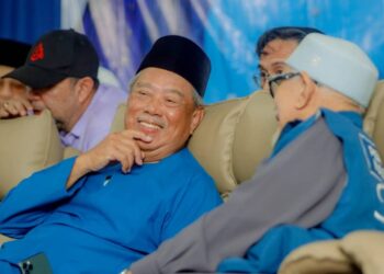 MUHYIDDIN Yassin (kiri) berbual dengan Presiden Pas, Tan Sri Abdul Hadi Awang dalam Ceramah Mega PN di Markas Pas Bakri, Muar, Johor. - UTUSAN/ADNAN IBRAHIM