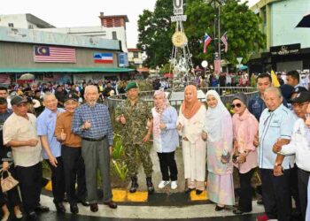 Al-Sultan Abdullah Ri’ayatuddin Al-Mustafa Billah Shah (lima kiri) dan Tunku Azizah Aminah Maimunah Iskandariah (enam kanan) semasa pelepasan Kembara Kenali Borneo di 0.0KM Tawau pagi tadi.