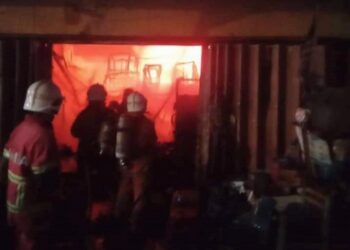ANGGOTA bomba bertungkus lumus memadamkan kebakaran membabitkan sebuah kedai alat ganti kenderaan di Taman Sornam, Bahau, Jempol dalam kejadian tengah malam tadi.
