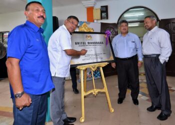 SAIFUDDIN Nasution Ismail (dua dari kiri) merasmikan premis Baitul Mahabbah, Jabatan Imigresen Malaysia yang terletak di Premis Tadika Kompleks Kediaman Kakitangan Awam (KKKA) KLIA di Nilai, Seremban hari ini.-UTUSAN/MOHD. SHAHJEHAN MAAMIN.