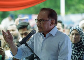 ANWAR Ibrahim berucap merasmikan Program Lestari Niaga @ Kuala Lumpur di Medan Selera Madani Kompleks Tun Sambanthan di sini, hari ini.-UTUSAN/FARIZ RUSADIO
