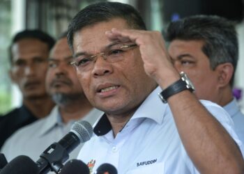 SAIFUDDIN Nasution Ismail dalam sidang akhbar selepas merasmikan Baitul Mahabbah, Jabatan Imigresen Malaysia di Nilai, Seremban hari ini.-UTUSAN/MOHD. SHAHJEHAN MAAMIN.