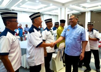 SHAMSUL ANUAR Nasarah beramah mesra dengan veteran polis pada Program Minum Petang dan Ramah Mesra Bersama Veteran Polis Bakri di Pejabat UMNO Bahagian Bakri, Muar, Johor. - UTUSAN/SHIDDIEQIIN ZON