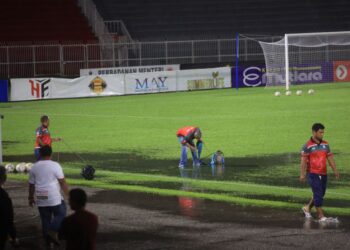PETUGAS bertungkus-lumus mengeringkan permukaan padang bagi membolehkan aski Liga Super antara Kelantan United melawan Kuching City FC kembali bersambung di Stadium Sultan Muhammad IV, Kota Bharu, Kelantan-UTUSAN/KAMARUL BISMI KAMARUZAMAN