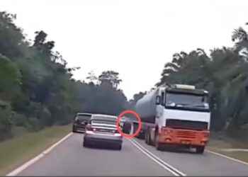 TANGKAP layar video tular di media sosial membabitkan insiden tayar (dalam bulatan) sebuah lori yang tercabut lalu menghentam sebuah kereta dalam kejadian di Kilometer 16, Jalan Kuala Pilah-Simpang Pertang, di Jempol petang semalam.