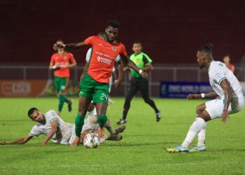 ISMAHEEL Akinade (kiri) berjaya melepasi kawalan pemain Kuching City FC pada aksi Liga Super di Stadium Sultan Muhammad ke-IV Kota Bharu, Kelantan.-UTUSAN/KAMARUL BISMI KAMARUZAMAN