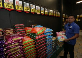 MOHD. Yusrizal Yusoff meninjau ruangan penjualan beras di sebuah pasar raya di Alor Setar