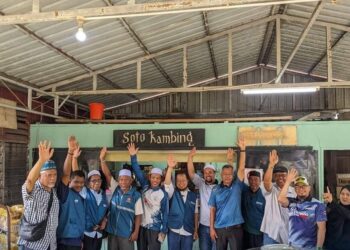MOHD. MAZRI Yahya (tengah) menemui penyokongnya di sebuah gerai di Simpang Jeram, Muar, Johor.
