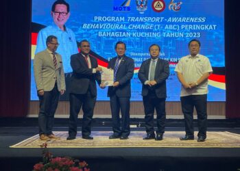 LEE Kim Shin (tengah) menerima naskah buku Sarawak Road Safety Strategic Plan 2021-2025 sebagai cenderahati selepas merasmikan Program Sarawak Road Safety Strategic Plan 2021-2025 dan Penangguhan Rasmi Program Transport - Awareness Behavioural Change (T-ABC), di Dewan Kompleks Islam Sarawak, Kuching hari ini.