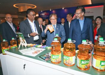 ABANG Johari Tun Openg (tengah) mengadakan lawatan ke salah satu pameran syarikat pengeluar minyak masak selepas merasmikan Persidangan dan Pameran Tinjauan Harga Minyak Sawit dan Laurik 2023 di Hotel Imperial hari ini.