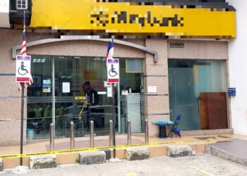 KEJADIAN berlaku di sebuah bank di Jasin, Melaka kira-kira pukul 12.50 tengah hari tadi.