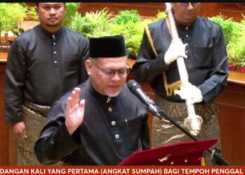 MOHD. Amar Nik Abdullah menangkat sumpah selepas dilantik sebagai Speaker DUN Kelantan di Kota Darulnaim, Kota Bharu, Kelantan hari ini.