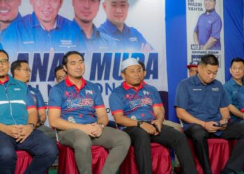 AHMAD FADHLI Shaari (tengah) hadir ke ceramah Pentas Anak Muda PN sempena PRK DUN Simpang Jeram di Sungai Abong, Muar, Johor.