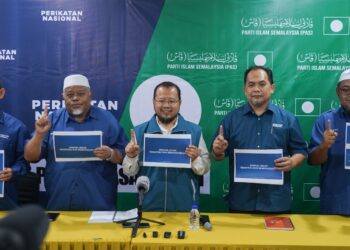 MOHD. MAZRI Yahya mengumumkan manifesto terakhirnya dalam sidang akhbar khas di Markas Pas Bakri, Muar, Johor. - UTUSAN/SHIDDIEQIIN ZON