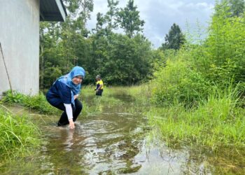 PUTEH Soraya A.Rahman bersama pasukan panel melawat kawasan air timbul di Bukit Bertangkup, Perlis hari ini.-UTUSAN/MOHD. HAFIZ ABD. MUTALIB