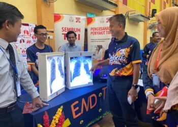 DR. Zaini Husin (dua kanan) semasa melawat gerai pameran selepas merasmikan Sambutan Hari Tibi Sedunia Peringkat Negeri Kelantan Tahun 2023 di Maktab Rendah Sains Mara (MRSM) di Kuala Krai, Kelantan-UTUSAN/ROSMIZAN RESDI.