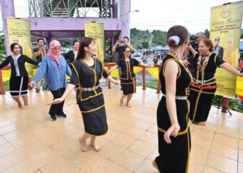 TUNKU Azizah Aminah Maimunah Iskandariah menyertai persembahan tarian Sumazau di Pekan Nabalu hari ini-SUMBER FB ISTANA NEGARA