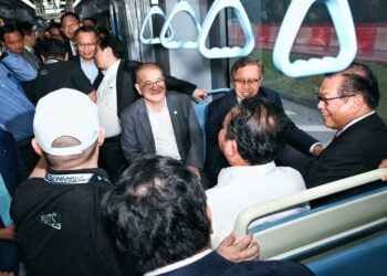 ABANG Johari Tun Openg merasai sendiri pengalaman menaiki ART Sarawak, di sepanjang aliran percubaan latihan bukti konsep (POC) ART peringkat kedua di Menara Perbadanan Kemajuan Ekonomi Sarawak (SEDC) di sini hari ini.