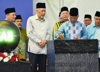Al- Sultan Abdullah Ri’ayatuddin Al-Mustafa Billah Shah  menandatangani plak perasmian Kompleks Mahkamah Syariah Negeri Sabah, sambil disaksikan oleh Juhar Mahiruddin (dua kiri) dan Hajiji Noor (kiri) di Kota Kinabalu semalam