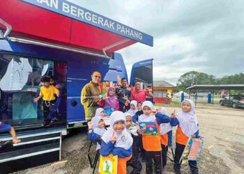 Sebahagian murid yang menyertai aktiviti keahlian u-Pustaka, pinjaman buku bacaan dan kuiz kemerdekaan anjuran PPAP di Sekolah Kebangsaan Bukit Bota, Chenor, Maran, Pahang baru-baru ini. – UTUSAN/ HARIS FADILAH AHMAD