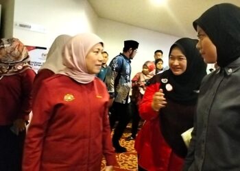 NANCY Shukri (kiri) semasa hadir ke program Jerayawara Kasih KPWKM @ Advokasi Antigangguan Seksual di Kota Bharu, Kelantan hari ini-UTUSAN/ROHANA ISMAIL.

-