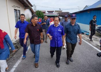 AHMAD Maslan dan calon Pakatan Harapan (PH) PRK DUN Simpang Jeram, Ir. Nazri Abdul Rahman ketika program menyantuni penduduk di Taman Pertama Indah, Muar, Johor. - UTUSAN/SHIDDIEQIIN ZON