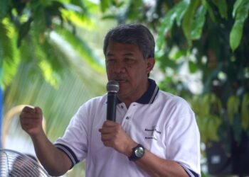 MOHAMAD Hasan berucap di hadapan pengundi di Taman Sri Jeram, Muar, Johor. - UTUSAN/SHIDDIEQIIN ZON
